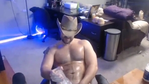 Texan sexy chap Moving His humongous booty And jerking off With His Hard 10-Pounder In Live